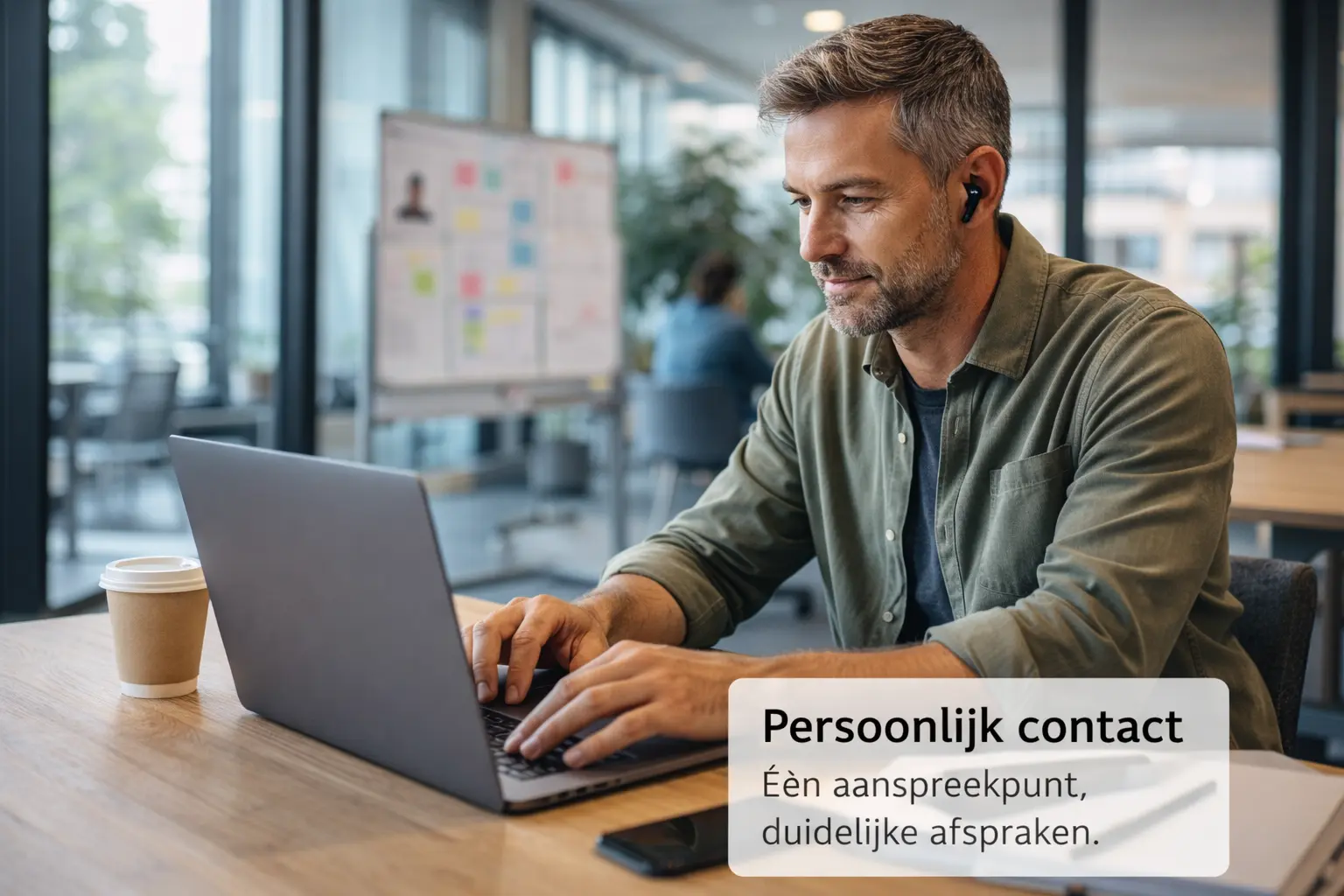 Zorgprofessional aan het werk in een rustige en professionele zorgomgeving